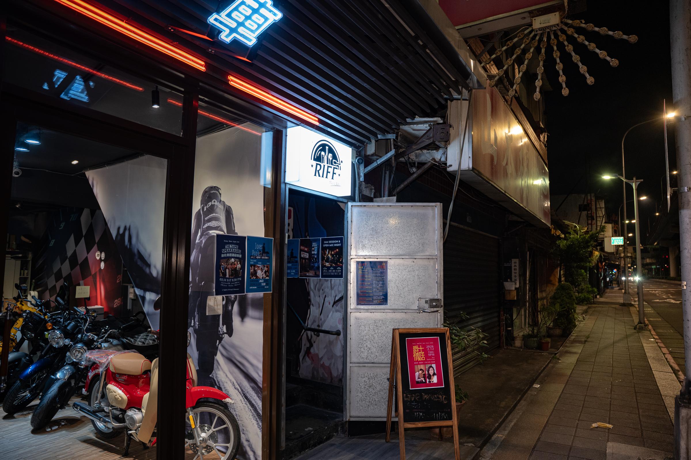 Riff Bar entrance